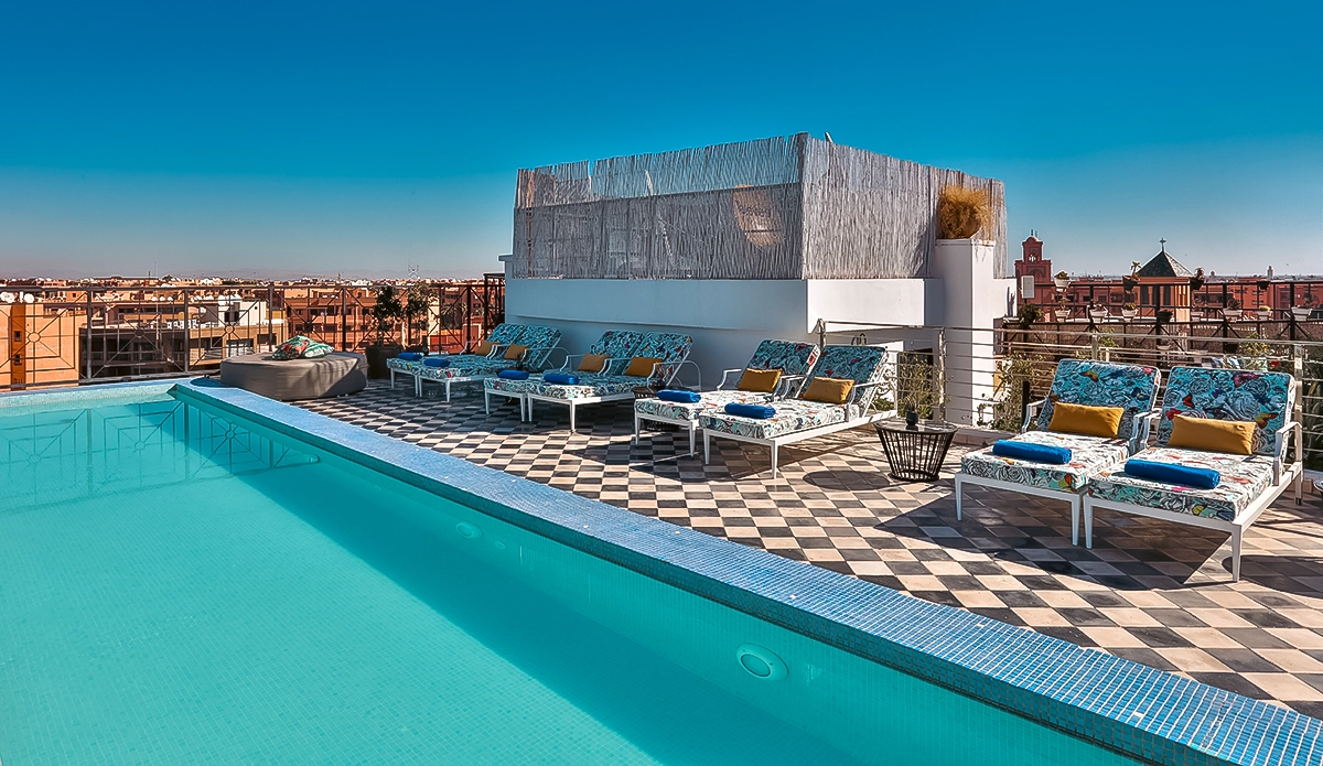 Piscina del rooftop del hotel 2Ciels con el skyline de Marrakech desde el barrio de Gueliz