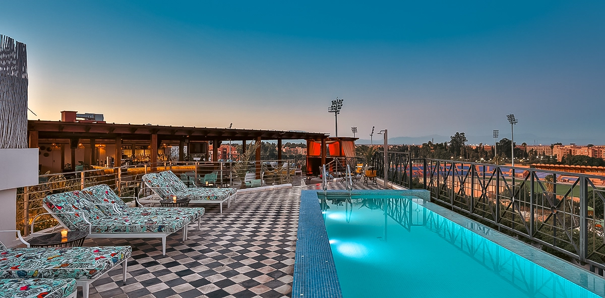 Atardecer desde la piscina del rooftop del hotel 2Ciels Marrakech con vistas a la ciudad