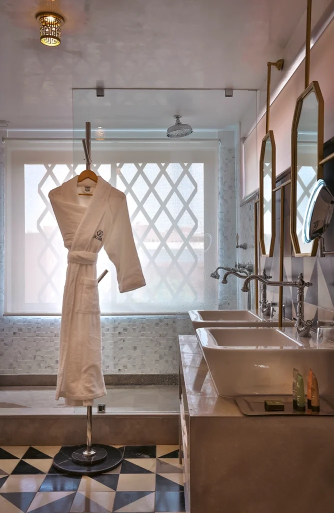 Ducha efecto lluvia de la habitación Deluxe del hotel 2Ciels Marrakech