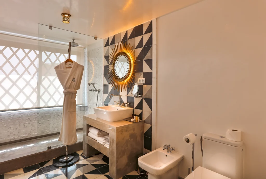 Baño de la Suite LifeStyle del hotel 2Ciels Marrakech con ducha de obra y espejo sol
