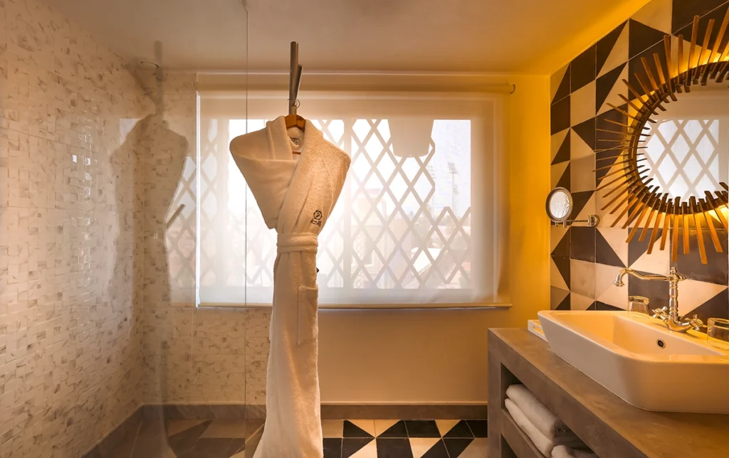 Baño de la Suite Prestige del hotel 2Ciels Marrakech con ducha de mosaico y celosía