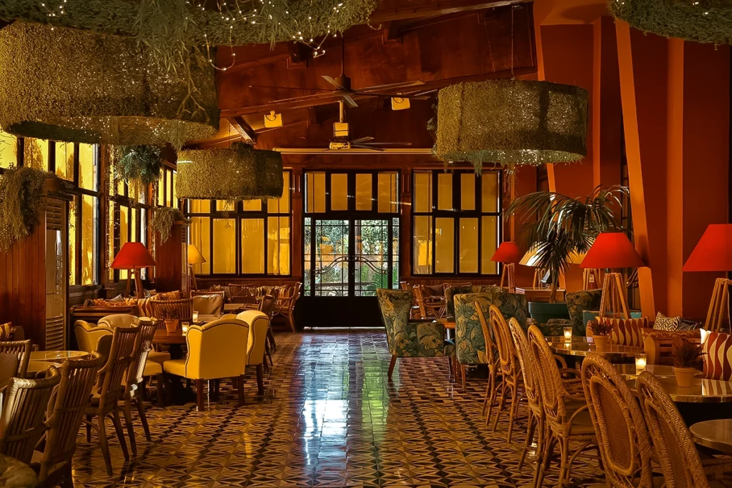 Restaurante del hotel 2Ciels Marrakech preparado para eventos privados con lámparas de musgo