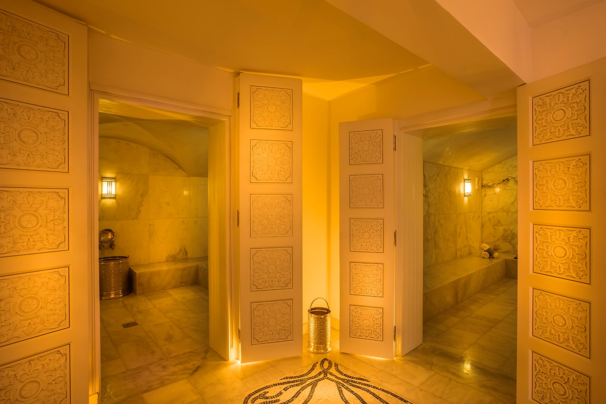 Entrada al hammam del hotel 2Ciels Marrakech con dos salas de vapor de mármol