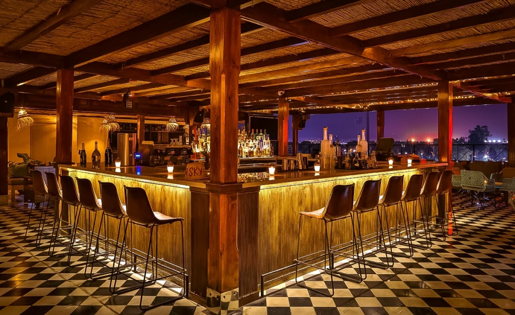 Lola SkyLounge, bar del rooftop del hotel 2Ciels Marrakech al atardecer con vistas a la ciudad