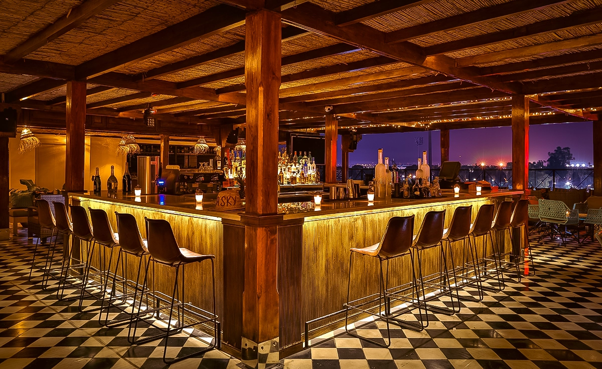 Lola SkyLounge, bar del rooftop del hotel 2Ciels Marrakech al atardecer con vistas a la ciudad