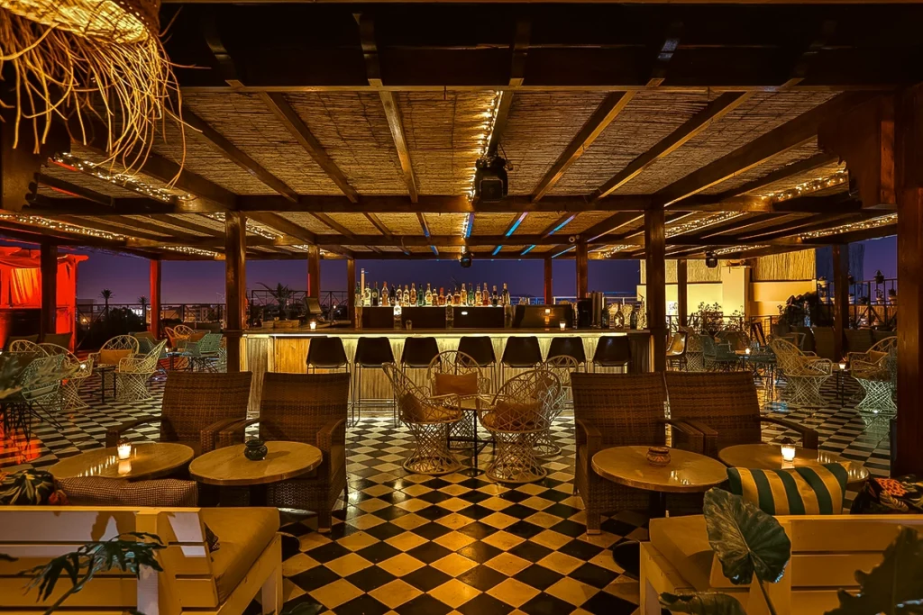 Lola SkyLounge del hotel 2Ciels Marrakech de noche con la barra iluminada