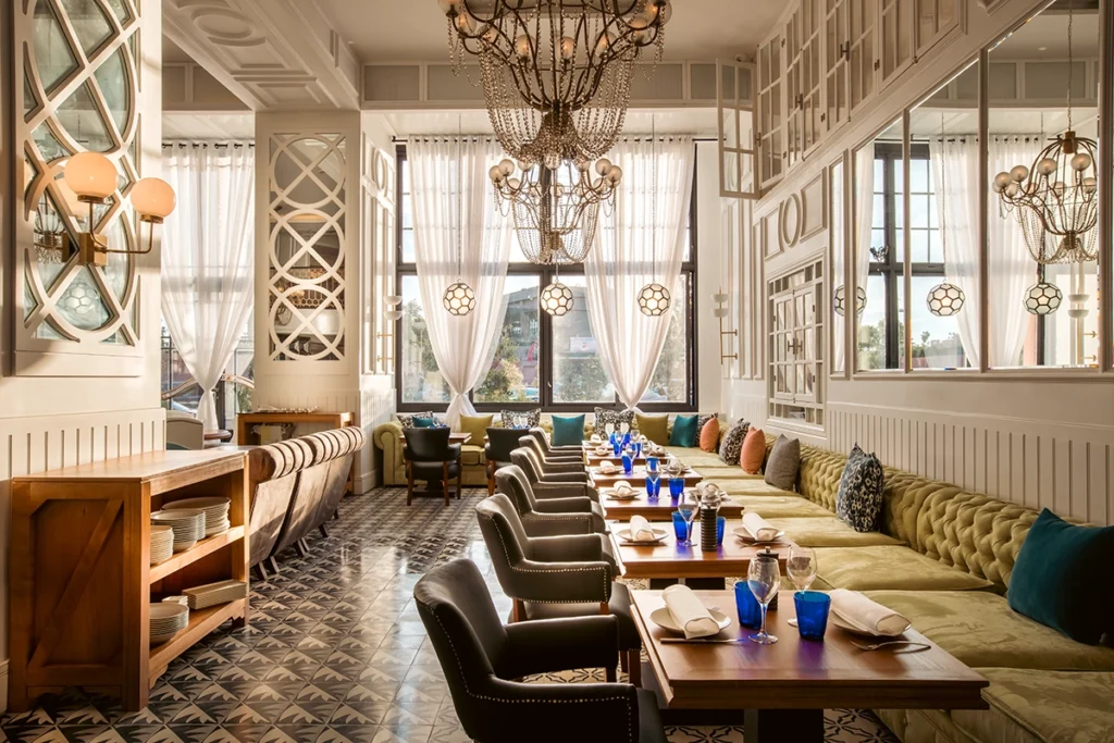 Interior del restaurante Patron de la Mer del hotel 2Ciels Marrakech con cristalería azul