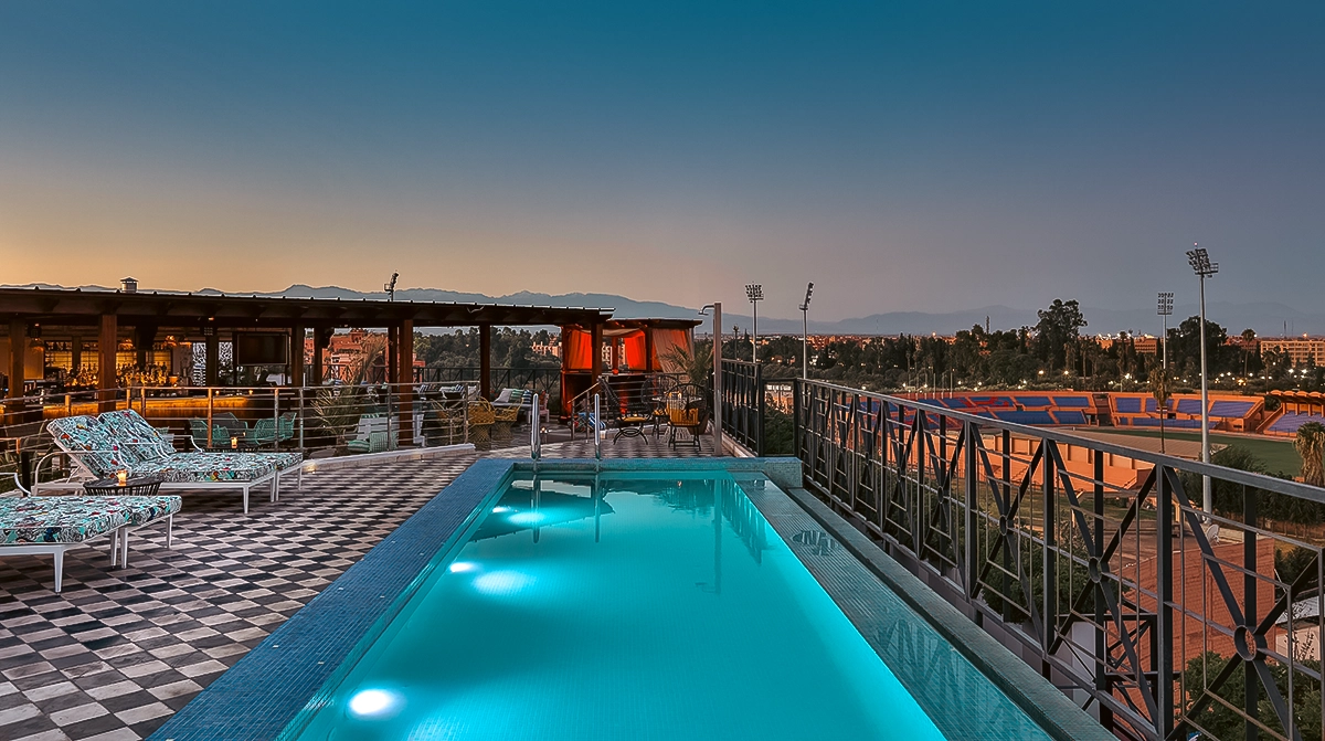 Piscina del rooftop del hotel 2Ciels Marrakech al atardecer con vistas al Atlas