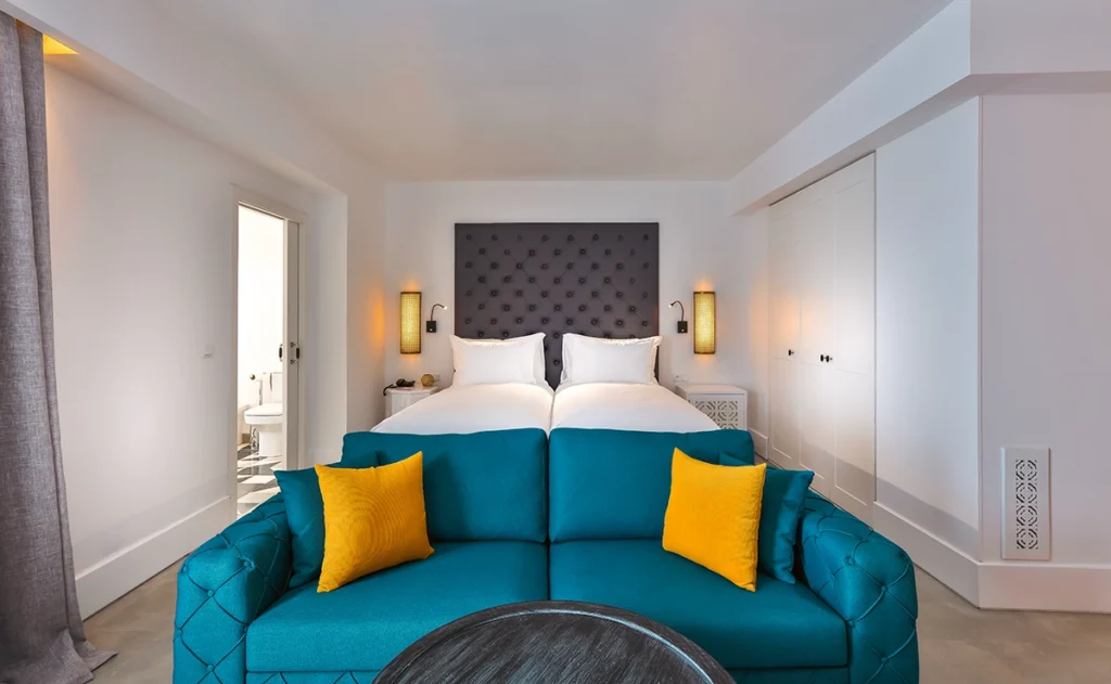 Suite LifeStyle del hotel 2Ciels Marrakech con camas individuales y sofá turquesa