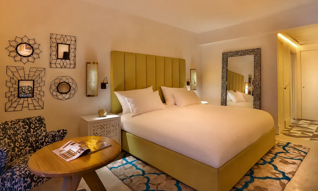 Habitación Charme del hotel boutique 2Ciels en Gueliz, Marrakech, con cabecero mostaza
