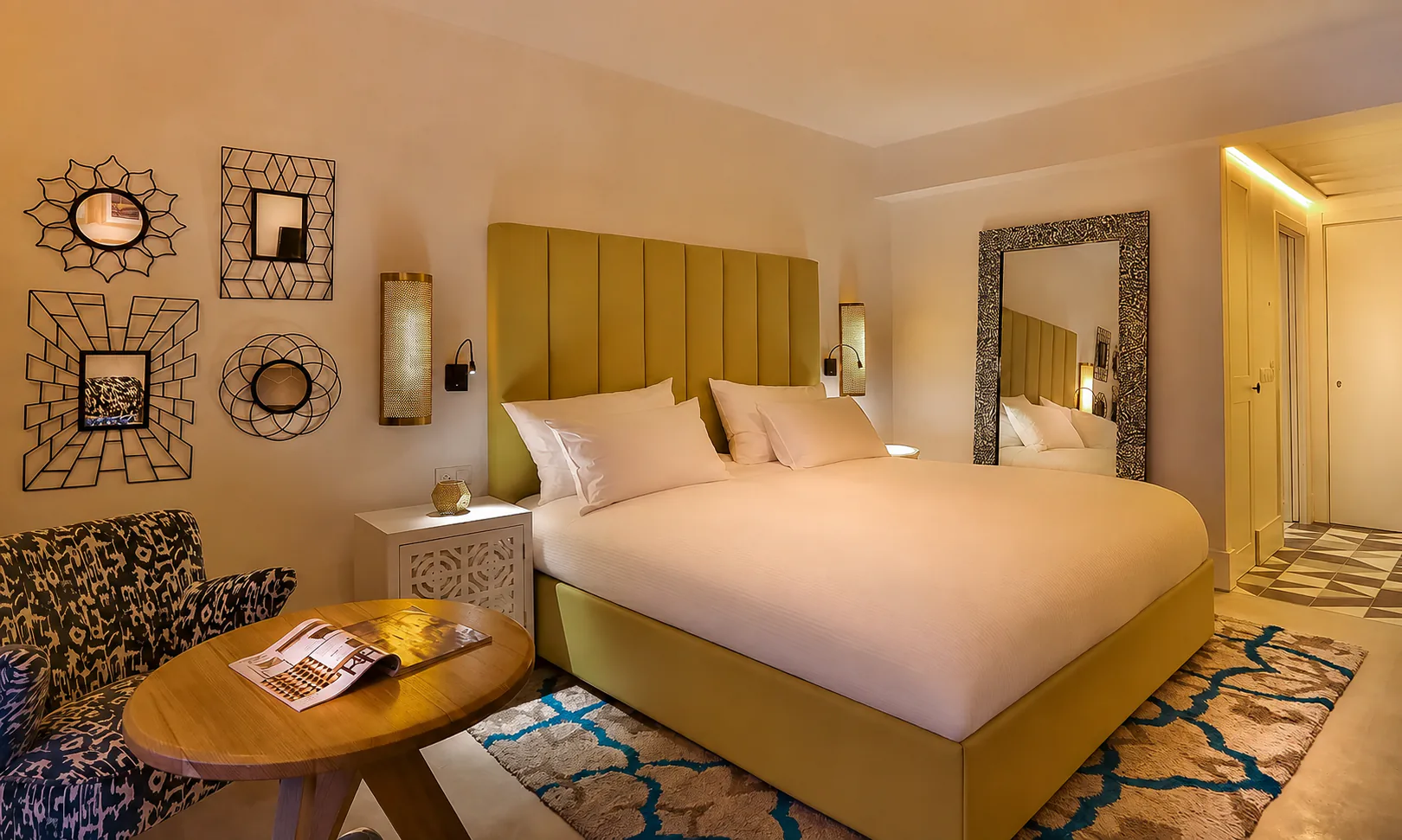 Habitación Charme del hotel boutique 2Ciels en Gueliz, Marrakech, con cabecero mostaza