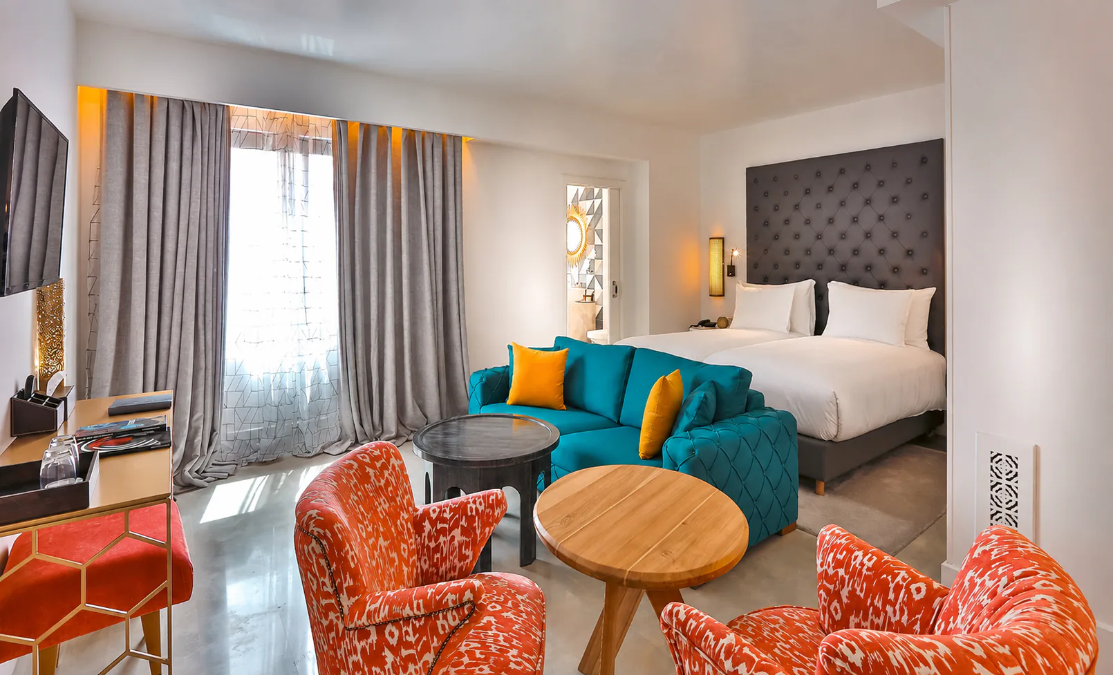 Suite LifeStyle del hotel 2Ciels Marrakech con sofá turquesa y camas individuales