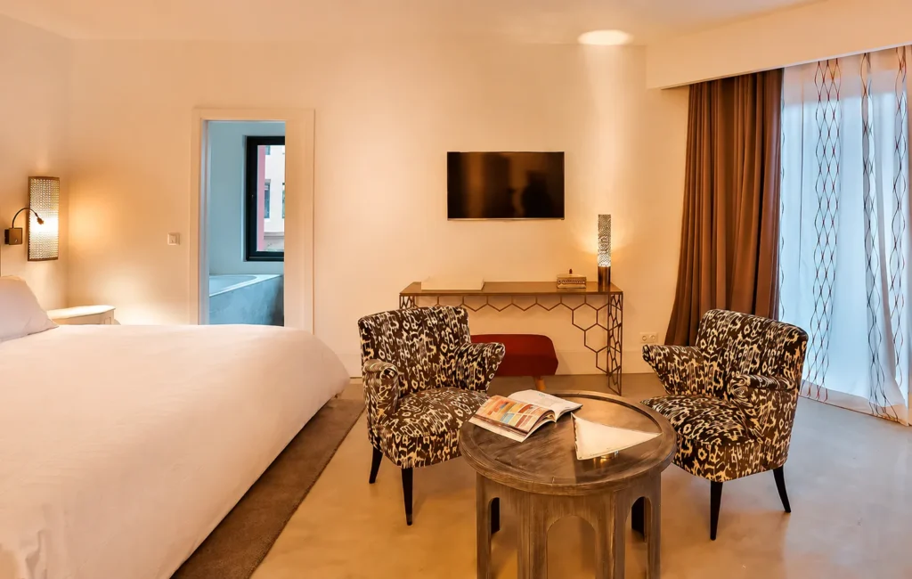 Dormitorio Art Déco de la Suite Prestige del hotel 2Ciels Marrakech con escritorio de latón