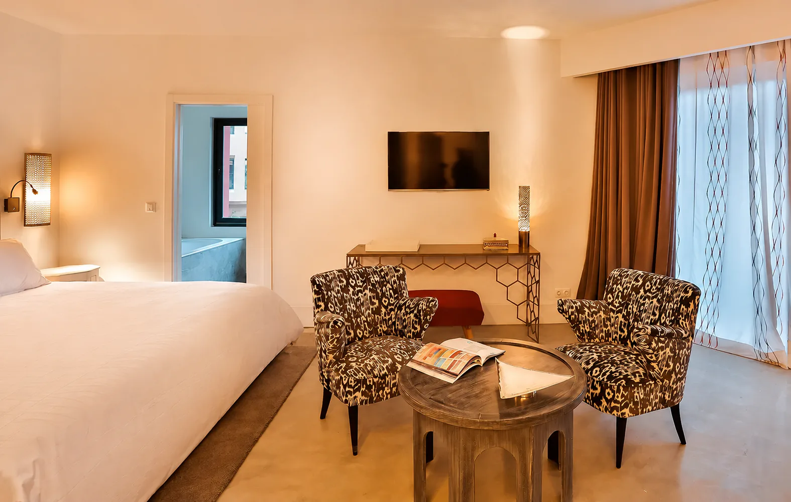 Dormitorio Art Déco de la Suite Prestige del hotel 2Ciels Marrakech con escritorio de latón
